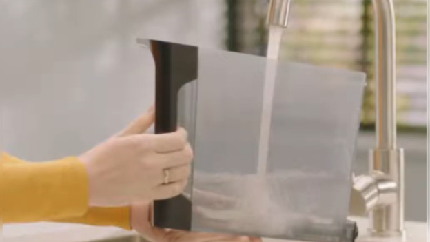 Wasser in den Behälter geben