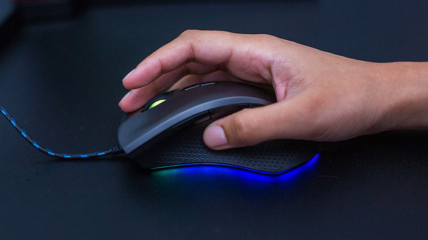 Frauenhand auf Gaming-Maus.