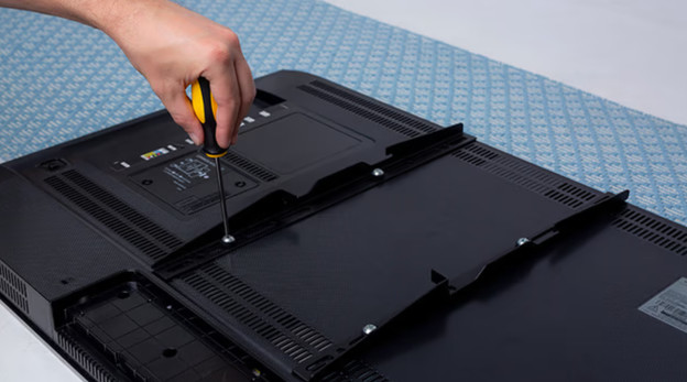 3. Schritt: Hebe den Fernseher von der Halterung