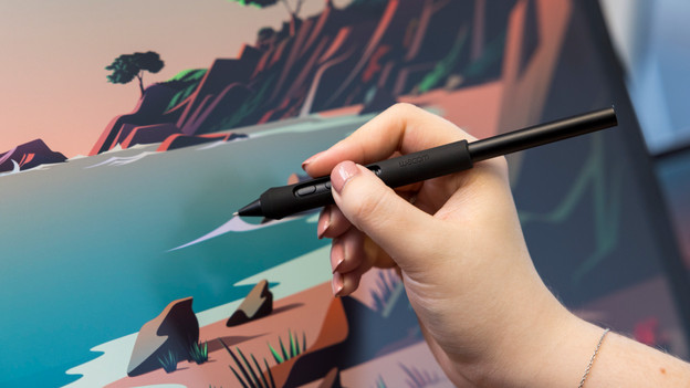 Experte zeichnet mit dem Wacom Pro Pen 3 auf dem Display