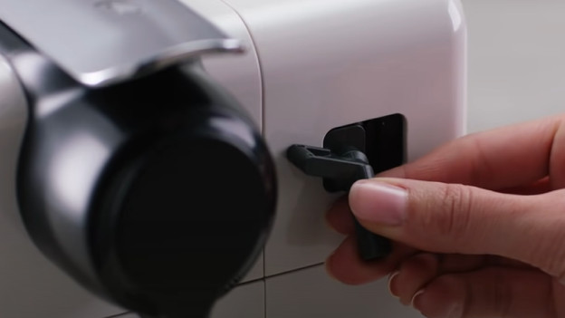 Führe die Düse in den Dampfanschluss ein