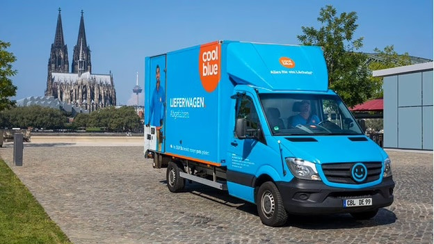 Coolblue delivery service van