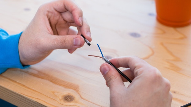 Schritt 3: Ummantelung vom Kabel abziehen