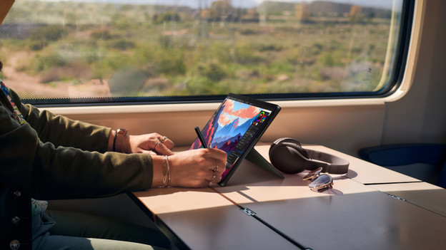 Person, die Grafikdesigns erstellt