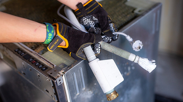 Anschlüsse der alten Spülmaschine trennen