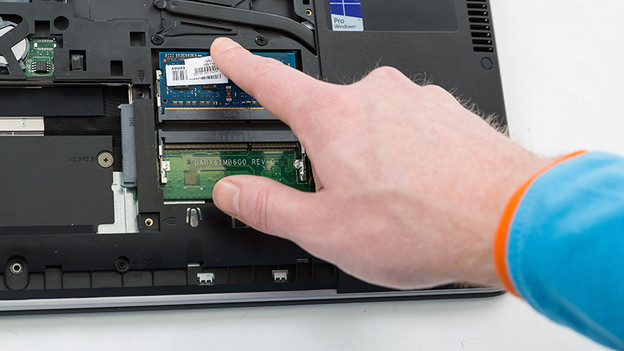 Setze das neue RAM-Modul in den Laptop ein.