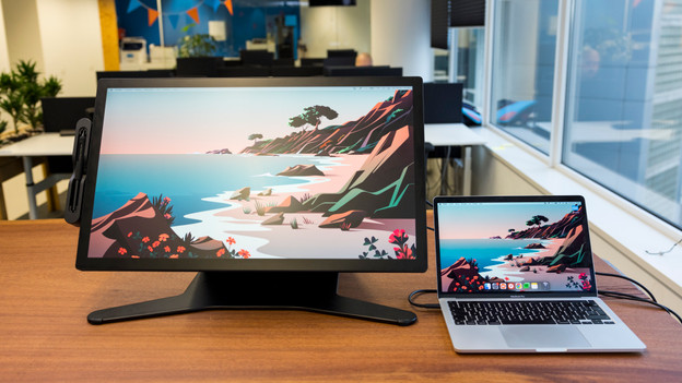 Setup eines 27 Zoll Wacom Cintiq Pro neben einem Apple MacBook Pro