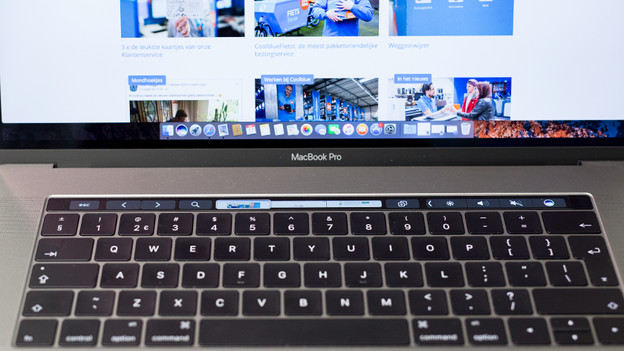 Browsing the internet with Touch Bar Macbook.