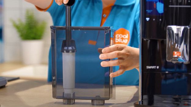 Drehe den Wasserfilter in den Wassertank