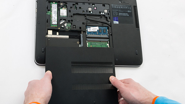 Geöffneten Laptop zusammenschrauben.