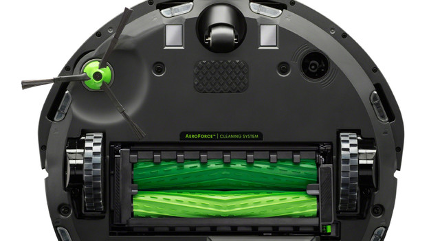 Center brush robot vacuum