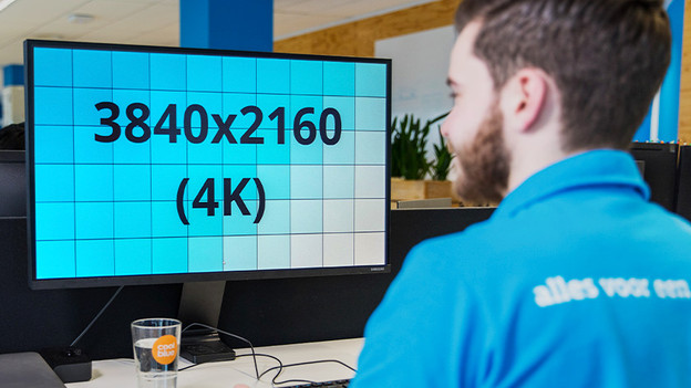 Experte arbeitet an einem 4K-Monitor