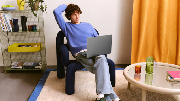 Mann arbeitet an 16-Zoll-Laptop.