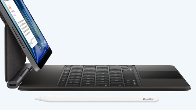 Ein Apple Pencil Pro neben einem Apple iPad Air