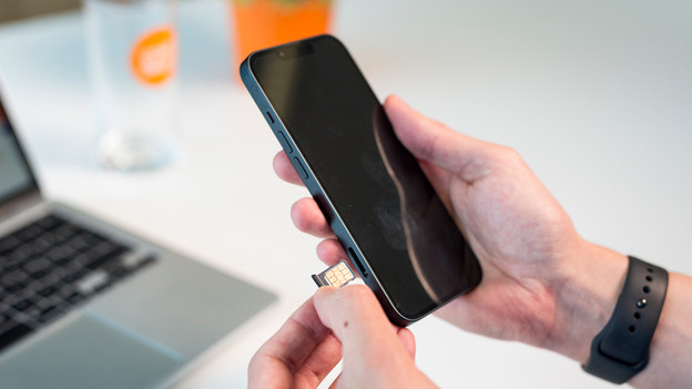 2. Entnimm deine SIM-Karte