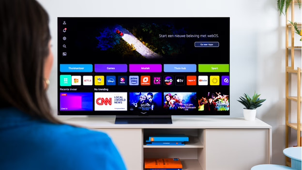 Experte sieht sich die Smart Platform des Fernsehers an.