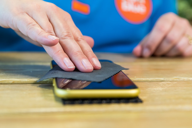 Clean screen with cloth