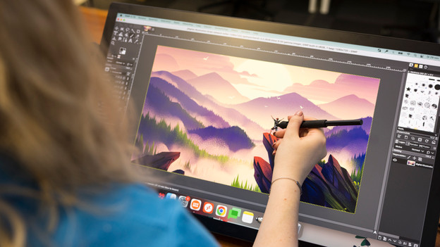 Experte arbeitet an digitaler Zeichnung auf dem Wacom Cintiq Pro 27