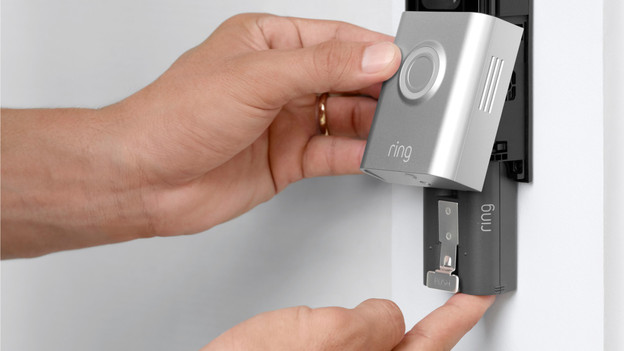 Setze die Türklingel zurück, indem du den Akku entfernst