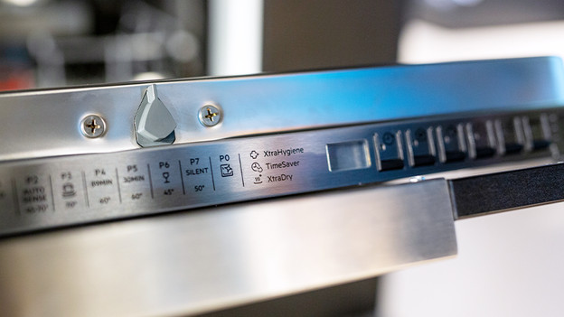 Beim Testen sollte ein vollständig integrierter Geschirrspüler geöffnet werden