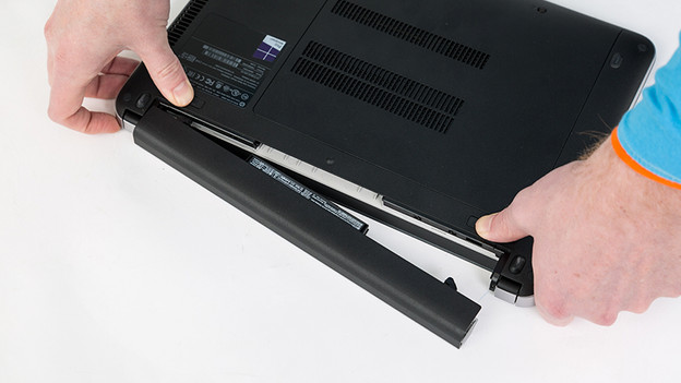 Abnehmen des austauschbaren Laptop-Akkus.