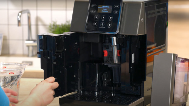 Wassertank wieder einsetzen