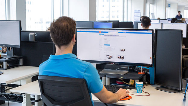 Experte bei der Arbeit an einem Ultrawide-Monitor