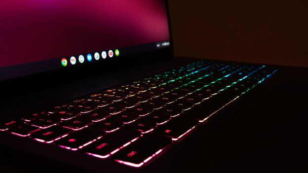 RGB-beleuchtete Tastatur auf einem Chromebook.