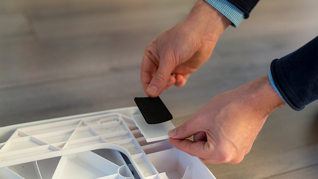 Klebe danach auf jeden weißen Streifen einen rutschhemmenden schwarzen Streifen.