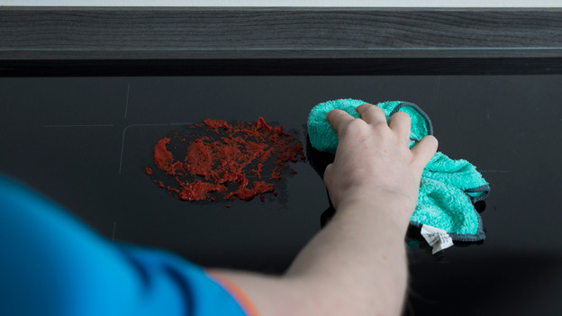 Eingebrannte Rückstände entfernen