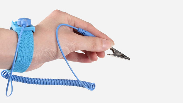 Antistatisches Armband am Arm.