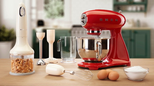 Standmixer und Küchenmaschine auf der Arbeitsplatte