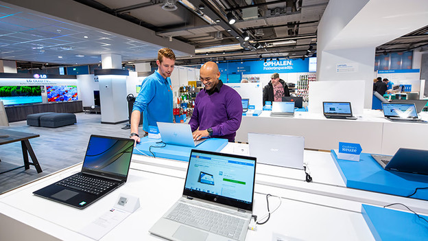 Experte im Store hilft Kunden