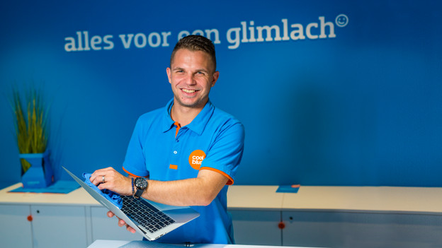 Experte reinigt Laptop