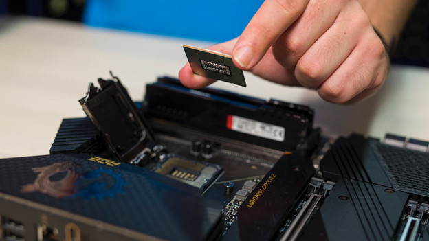 Experte platziert i5-Prozessor in einem Motherboard