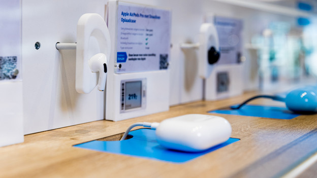 Test Apple AirPods in the store