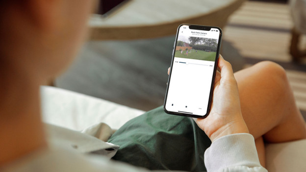 Jemand sieht sich das Bild der Überwachungskamera über die App an.