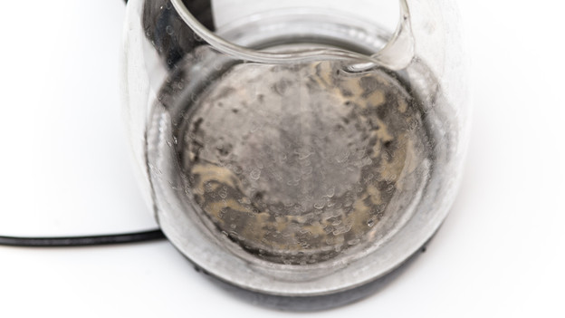 Wasserkocher mit Kalkablagerungen
