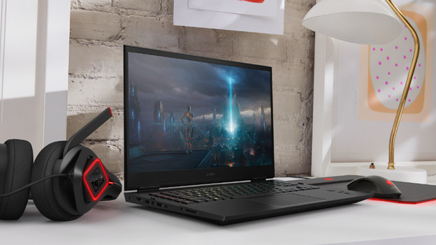 Ein HP Omen Laptop mit Zubehör.