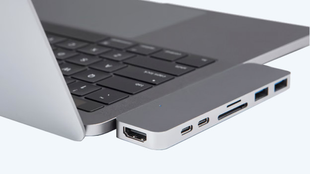 USB-C-Hub-Adapter am MacBook.
