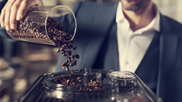 Kaffeebohnen in die Maschine geben