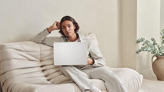 Junge arbeitet auf der Couch.