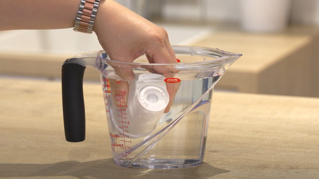 Setze den Wasserfilter ein