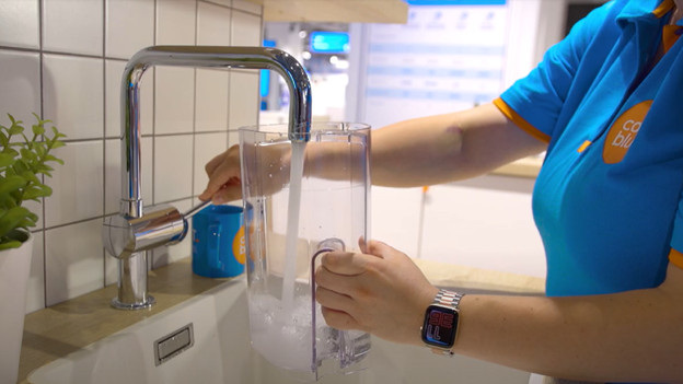 Installiere den Wassertank