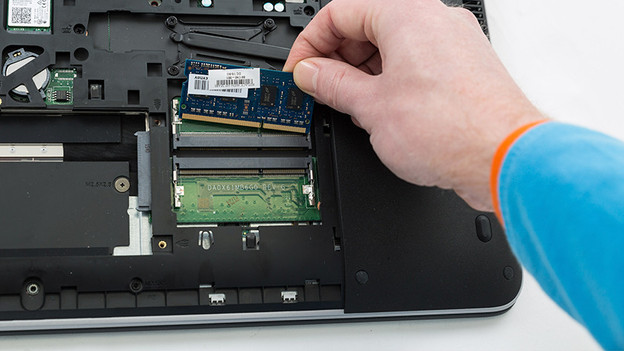 Installation eines SODIMM-RAM-Moduls in einem Laptop.