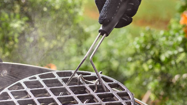Grill rack lifters