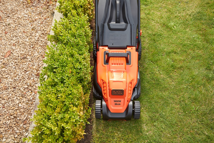 BLACK+DECKER BEMW471BH-QS product in use