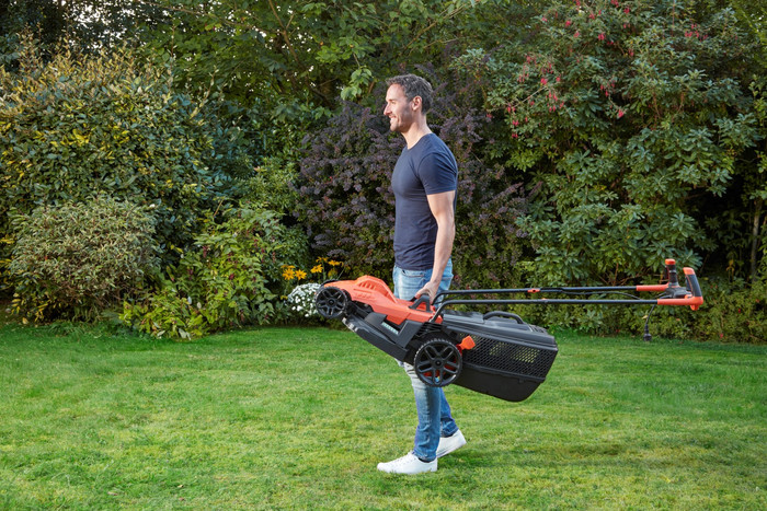 BLACK+DECKER BEMW471BH-QS product in use