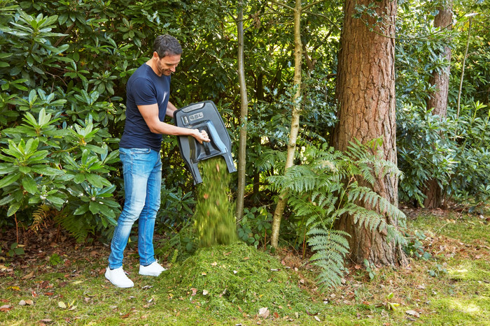 BLACK+DECKER BEMW471BH-QS product in use