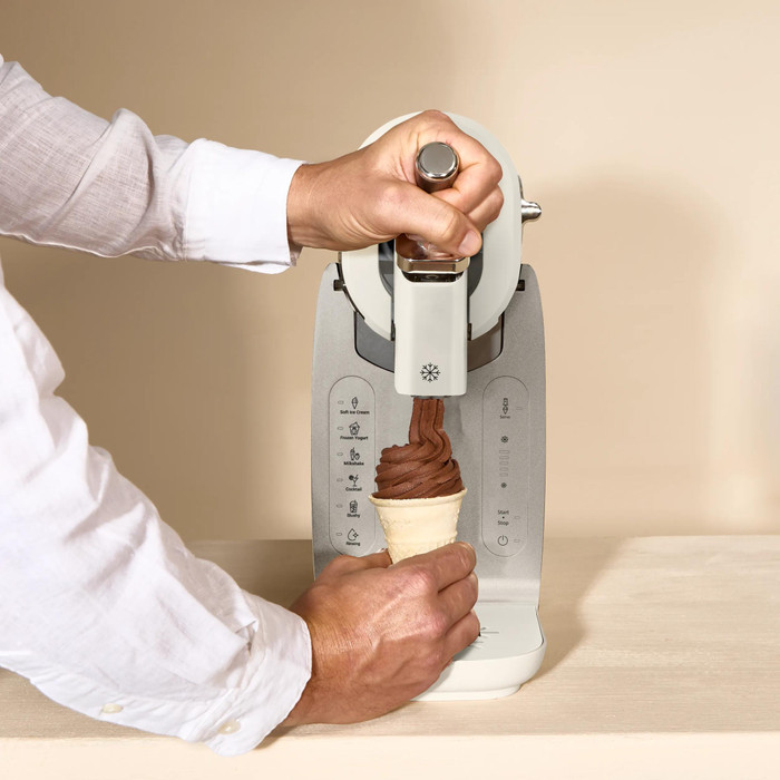 Tefal Freezi 16-in-1 Ice Cream & Frozen Drink Maker IG801A produkt in gebrauch
